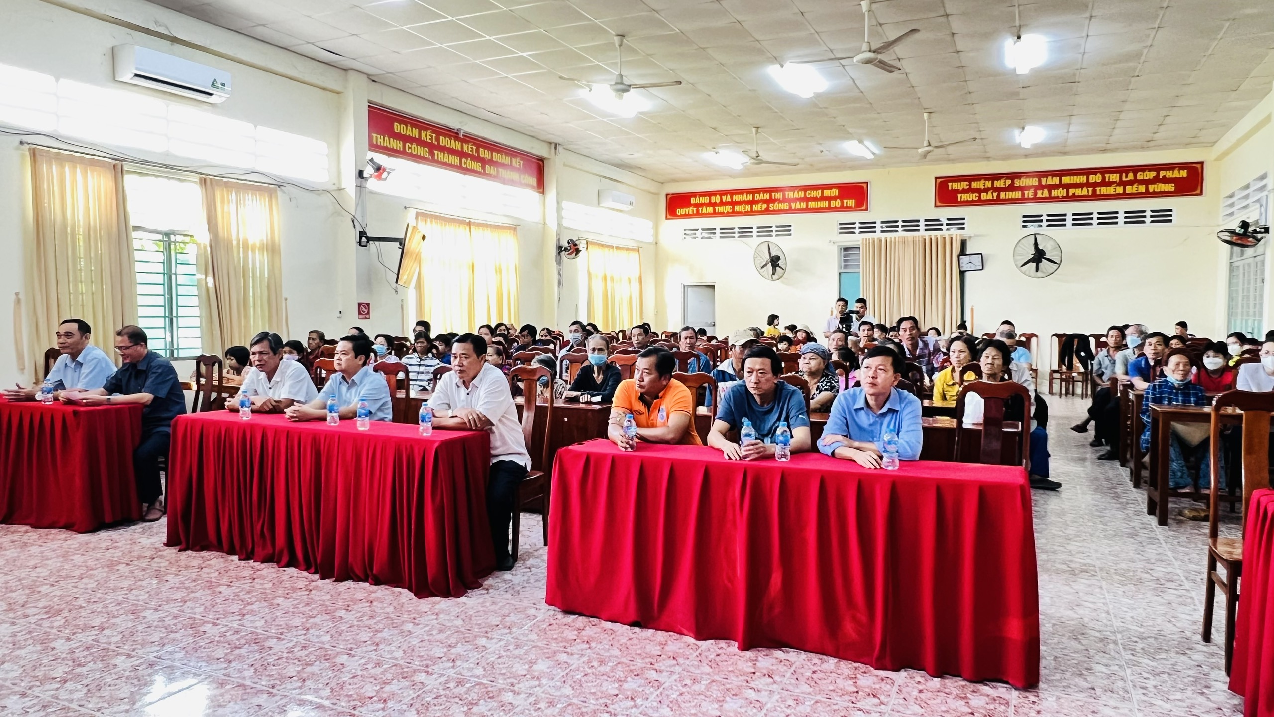 CÂU LẠC BỘ BÓNG ĐÁ LIÊN QUÂN XÂY DỰNG TRAO TẶNG QUÀ CHO THANH THIẾU NHI YẾU THẾ VÀ HỘ DÂN CÓ HOÀN CẢNH KHÓ KHĂN TẠI THỊ TRẤN CHỢ MỚI