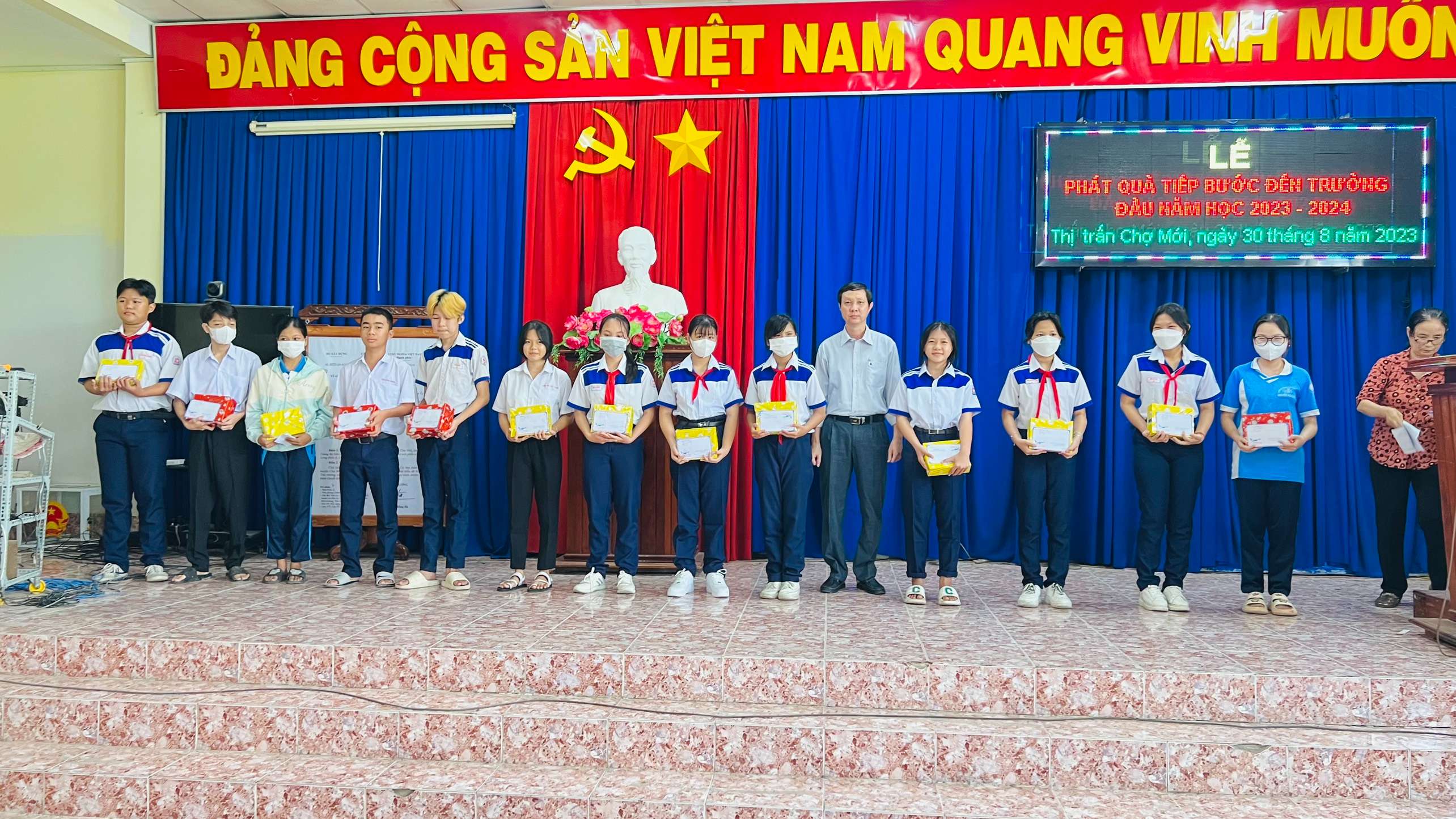PHÁT QUÀ TIẾP BƯỚC ĐẾN TRƯỜNG ĐẦU NĂM HỌC 2023-2024
