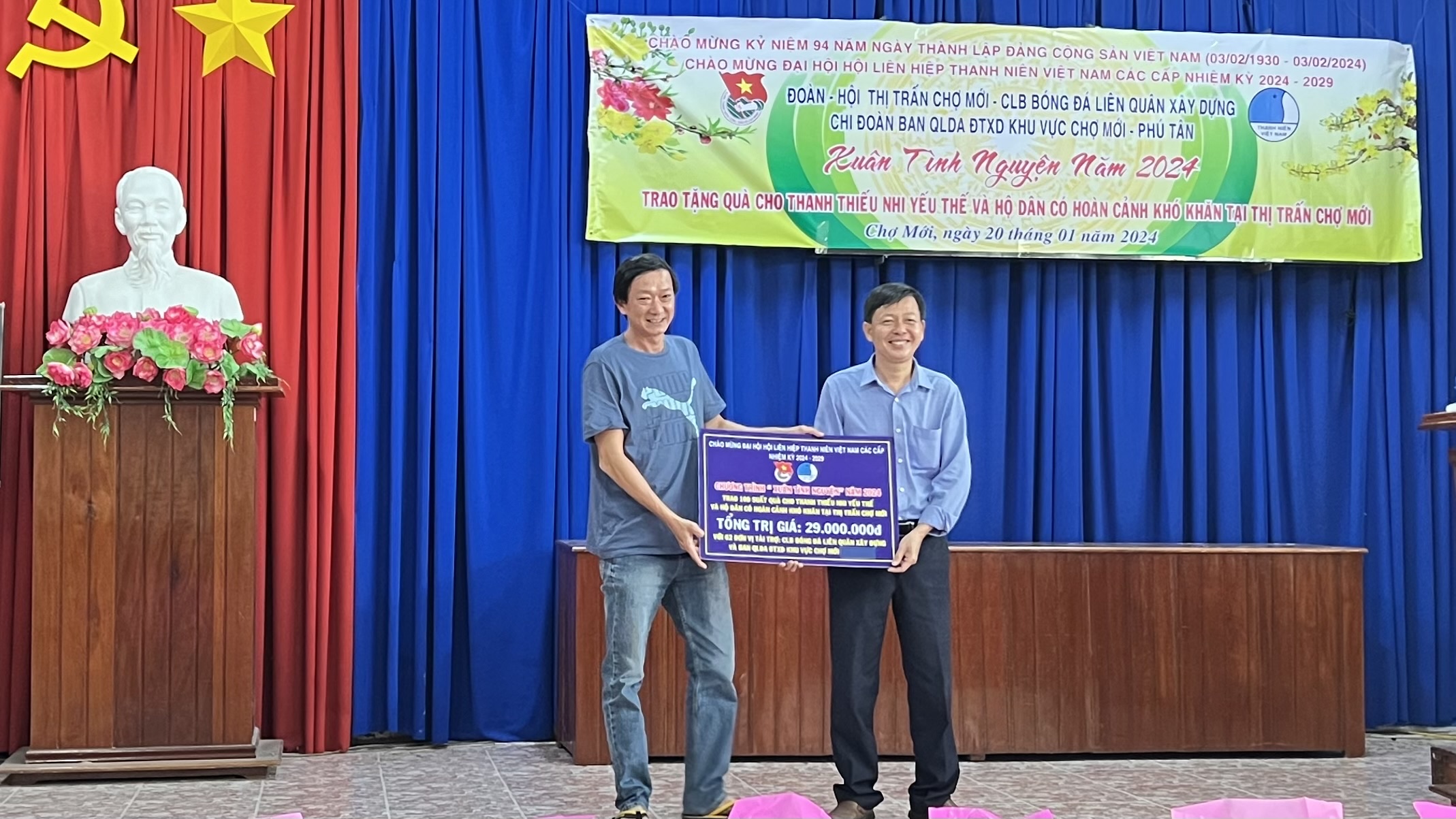 CÂU LẠC BỘ BÓNG ĐÁ LIÊN QUÂN XÂY DỰNG TRAO TẶNG QUÀ CHO THANH THIẾU NHI YẾU THẾ VÀ HỘ DÂN CÓ HOÀN CẢNH KHÓ KHĂN TẠI THỊ TRẤN CHỢ MỚI