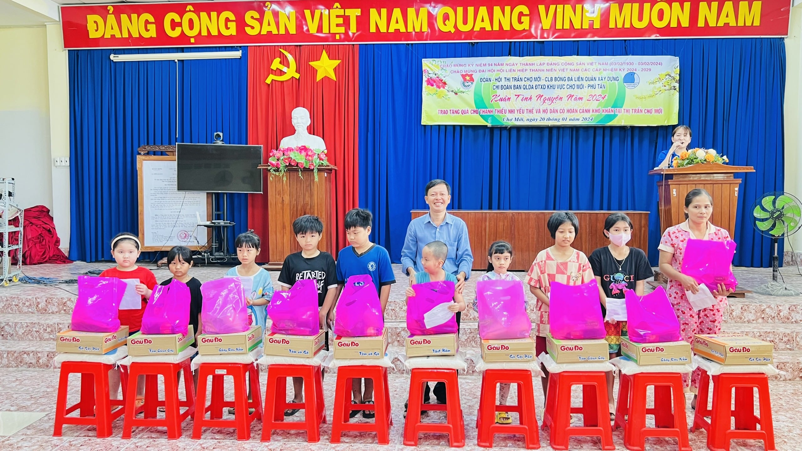 CÂU LẠC BỘ BÓNG ĐÁ LIÊN QUÂN XÂY DỰNG TRAO TẶNG QUÀ CHO THANH THIẾU NHI YẾU THẾ VÀ HỘ DÂN CÓ HOÀN CẢNH KHÓ KHĂN TẠI THỊ TRẤN CHỢ MỚI