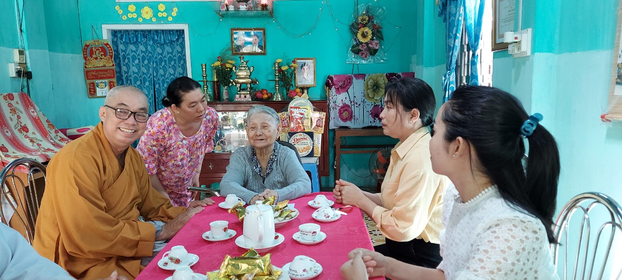 TRAO QUÀ CHO GIA ĐÌNH CHÍNH SÁCH NHÂN KỶ NIỆM 76 NĂM NGÀY THƯƠNG BINH LIỆT SĨ 27/7