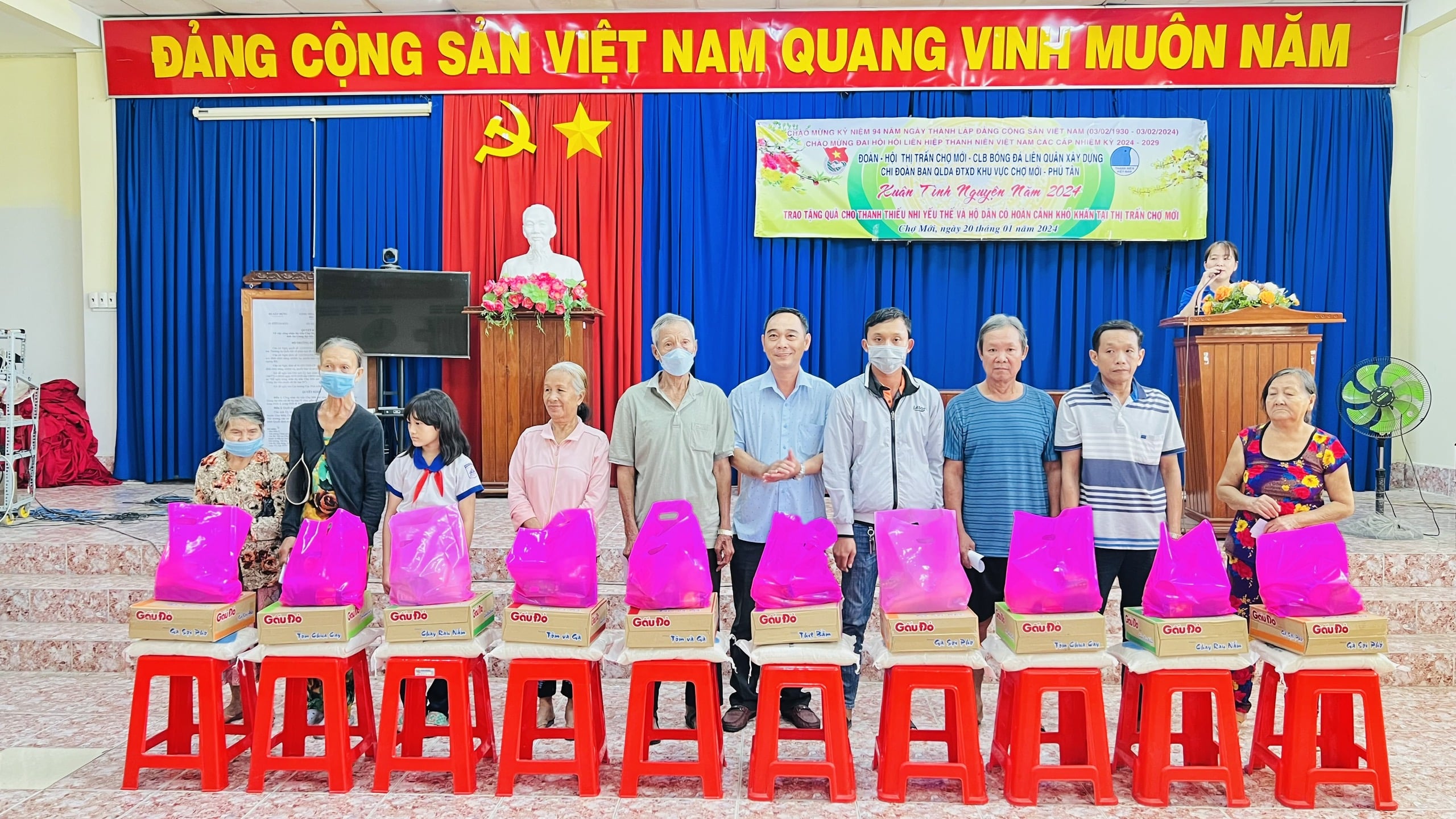CÂU LẠC BỘ BÓNG ĐÁ LIÊN QUÂN XÂY DỰNG TRAO TẶNG QUÀ CHO THANH THIẾU NHI YẾU THẾ VÀ HỘ DÂN CÓ HOÀN CẢNH KHÓ KHĂN TẠI THỊ TRẤN CHỢ MỚI