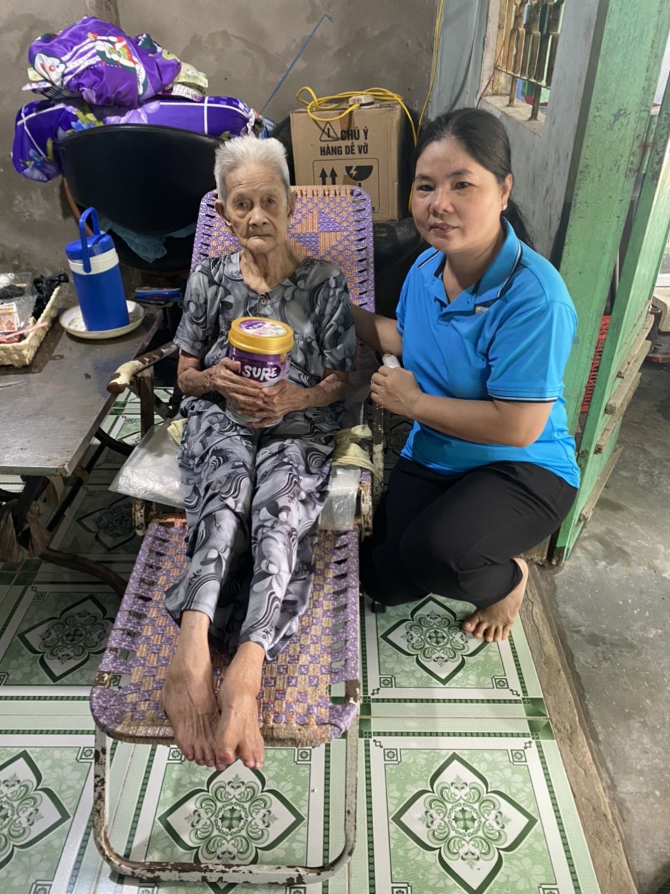 HỘI LIÊN HIỆP PHỤ NỮ THỊ TRẤN CHỢ MỚI TRAO SỮA DINH DƯỠNG