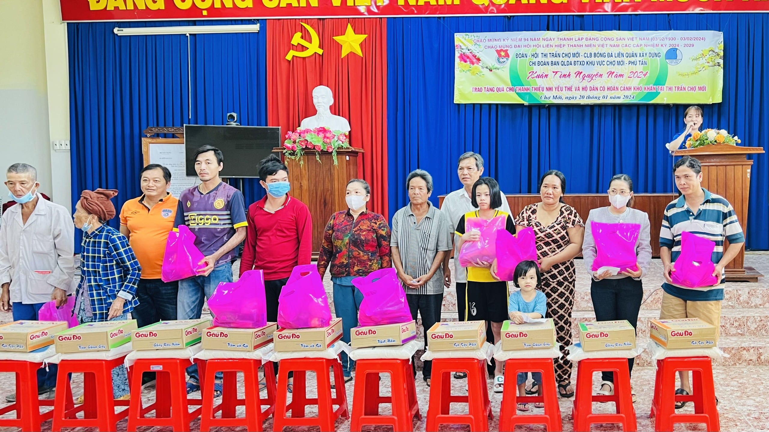 CÂU LẠC BỘ BÓNG ĐÁ LIÊN QUÂN XÂY DỰNG TRAO TẶNG QUÀ CHO THANH THIẾU NHI YẾU THẾ VÀ HỘ DÂN CÓ HOÀN CẢNH KHÓ KHĂN TẠI THỊ TRẤN CHỢ MỚI