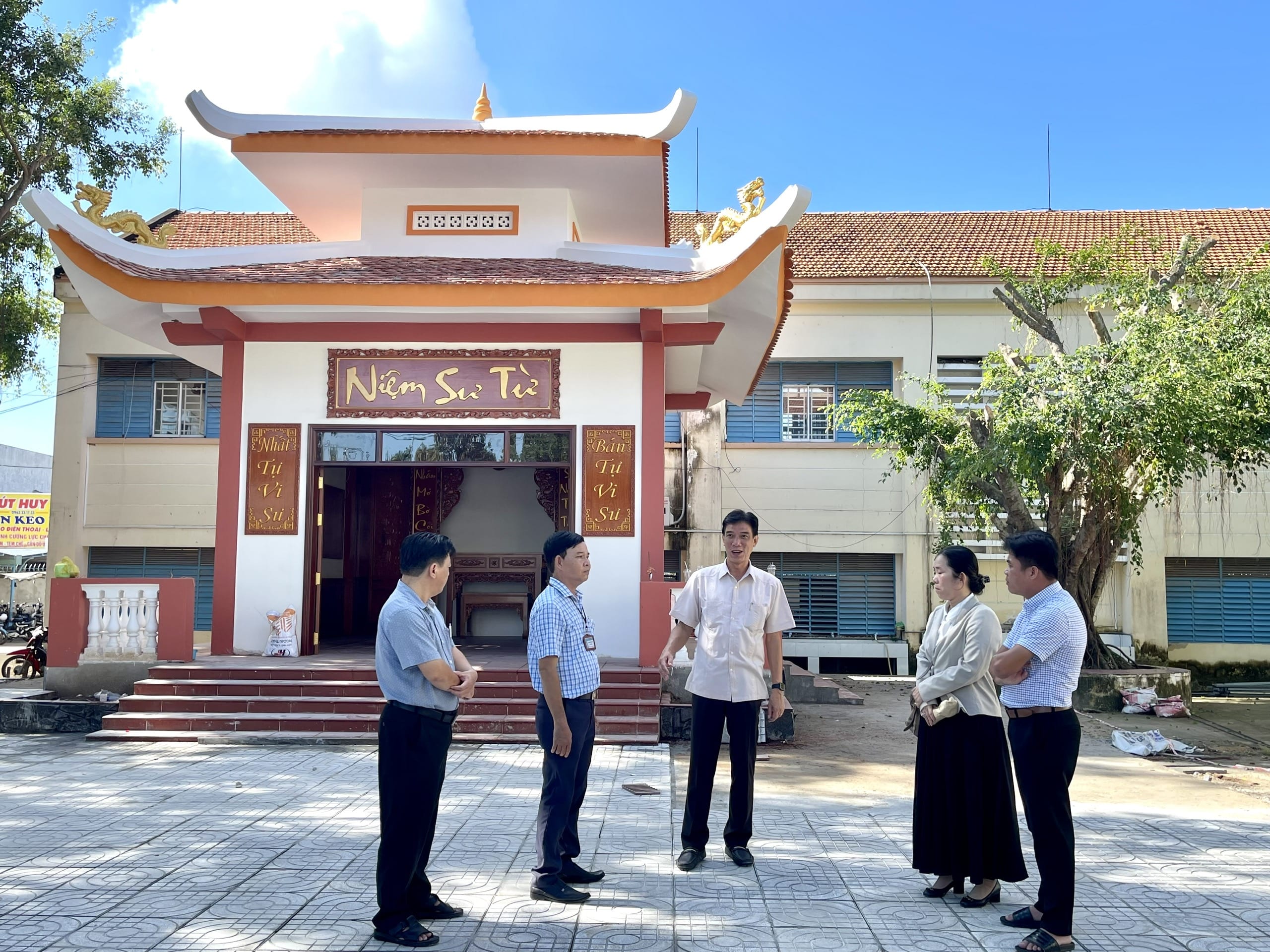 Bí thư Huyện ủy khảo sát tiến độ xây dựng công trình Niệm sư từ