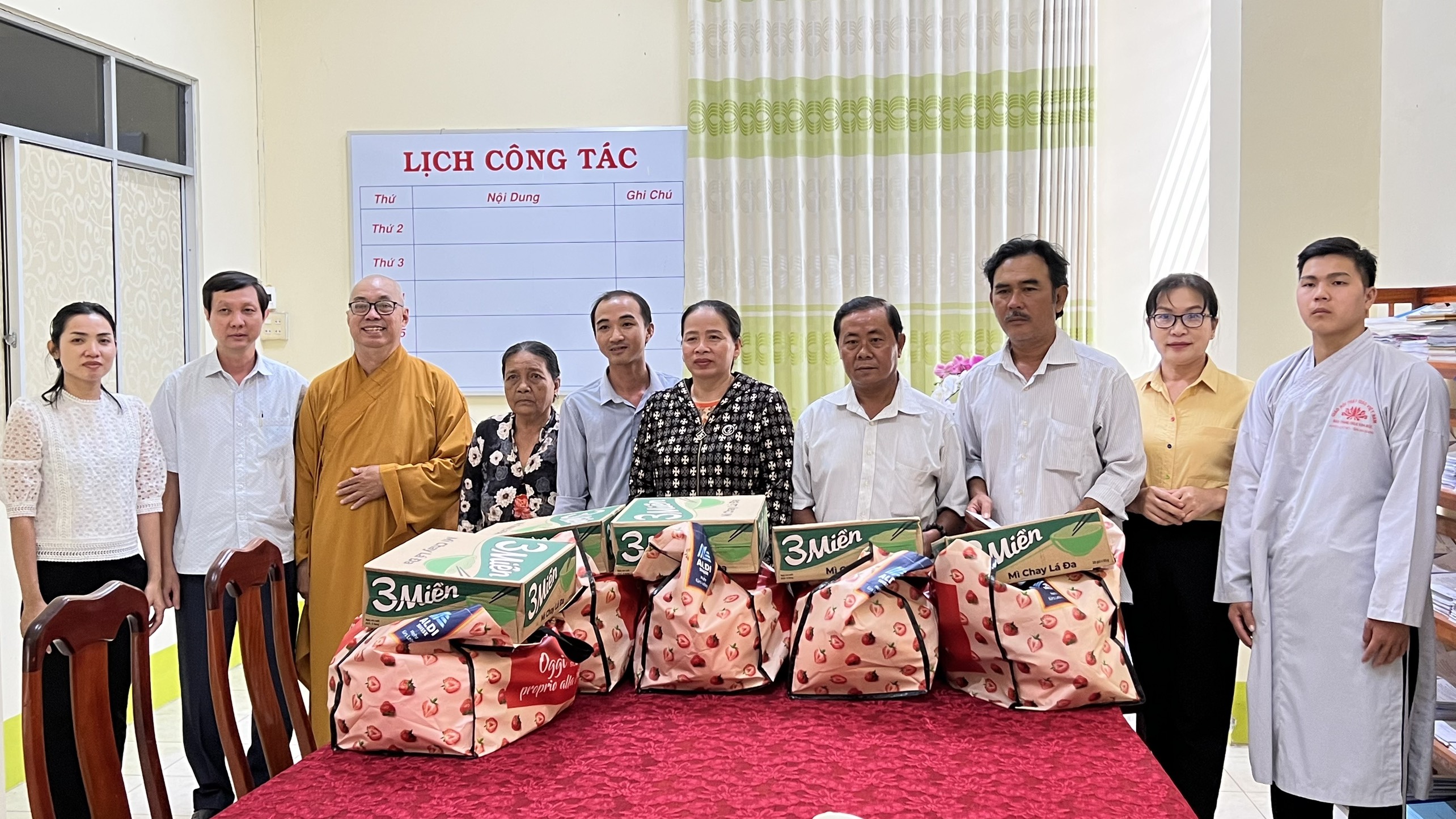 TRAO QUÀ CHO GIA ĐÌNH CHÍNH SÁCH NHÂN KỶ NIỆM 76 NĂM NGÀY THƯƠNG BINH LIỆT SĨ 27/7