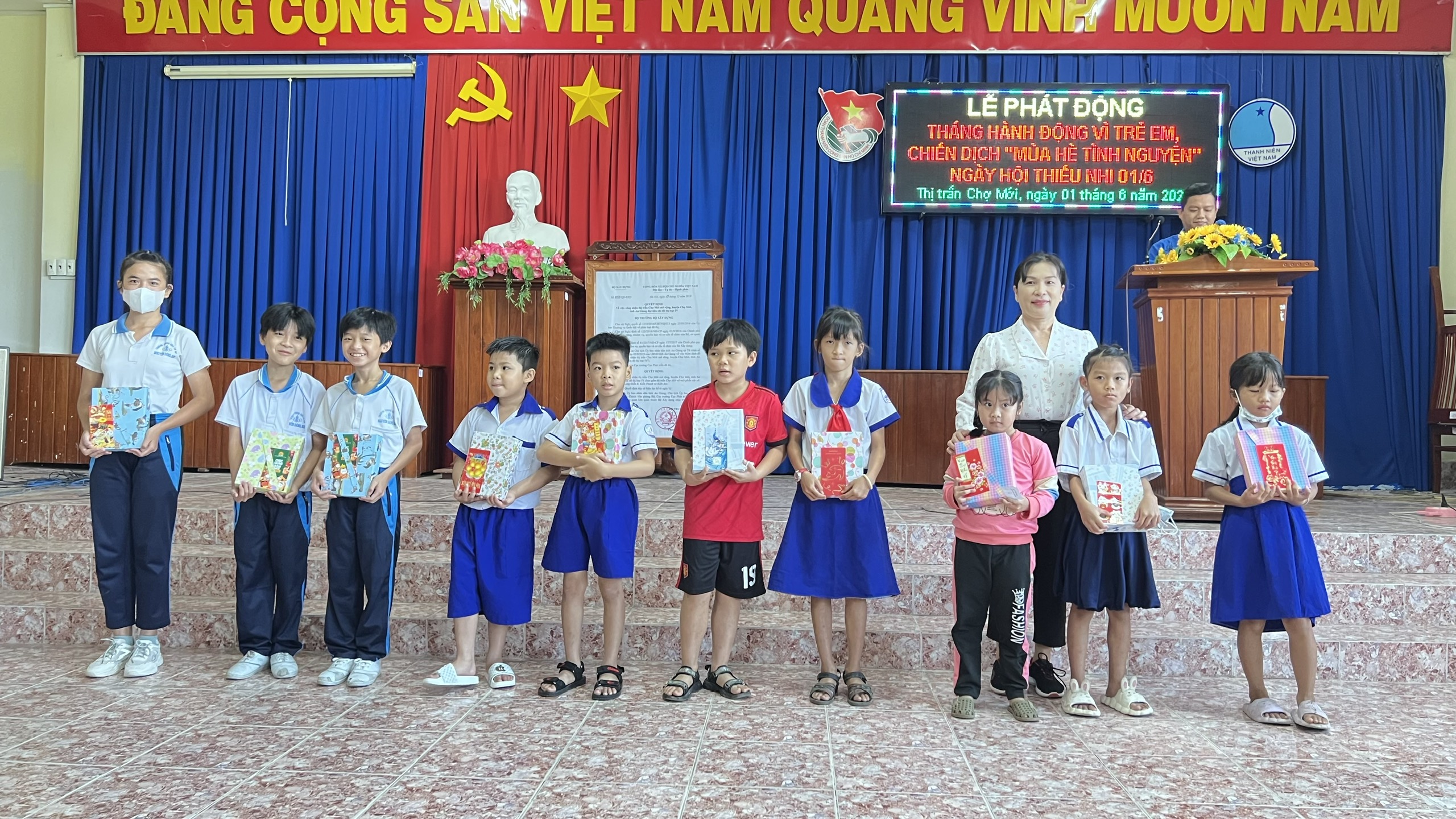 PHÁT QUÀ CHO HỌC SINH
