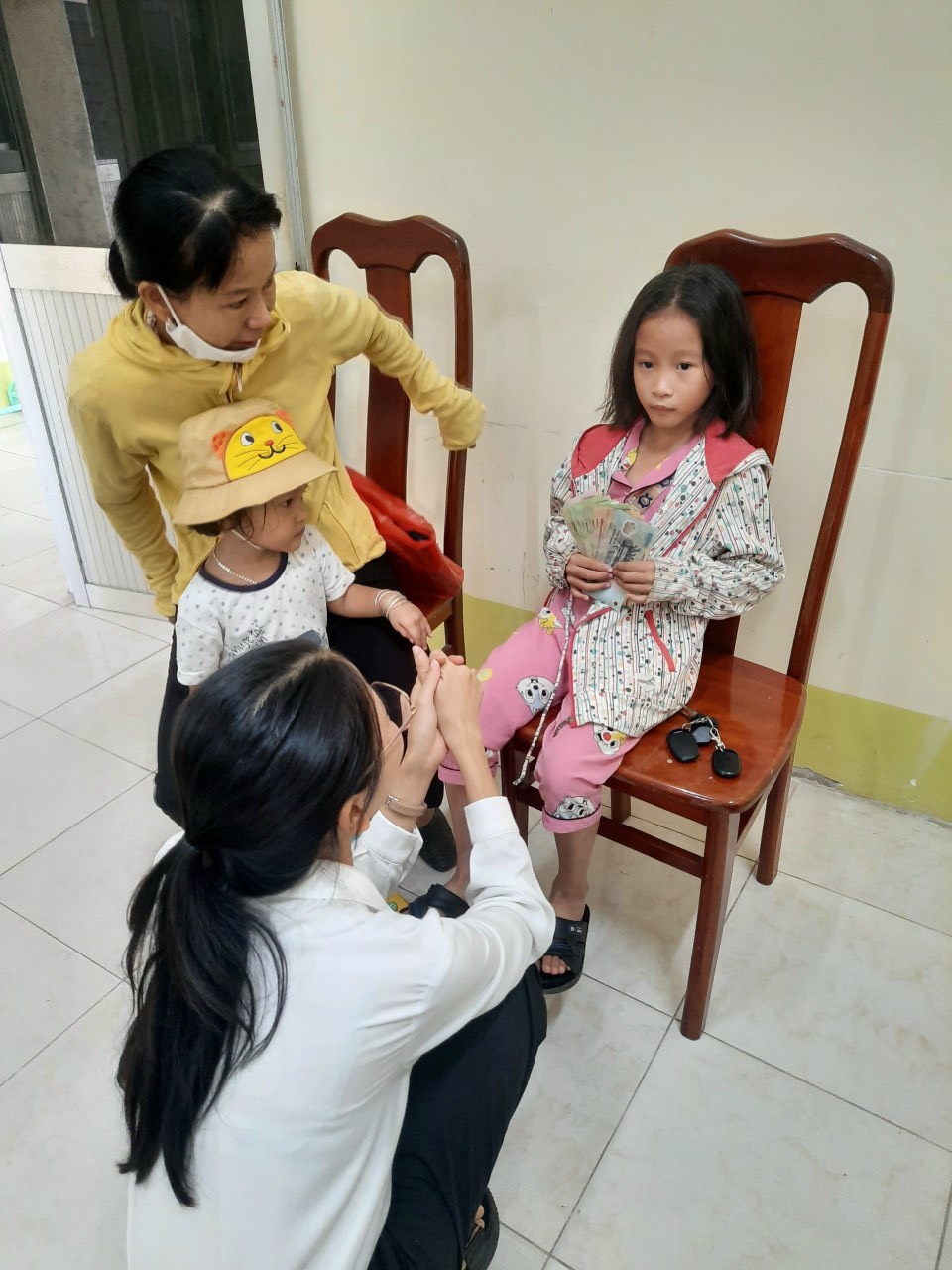 UBND THỊ TRẤN CHỢ MỚI HỖ TRỢ CHI PHÍ ĐI LẠI CHO 2 CHÁU ĐI MỔ TIM