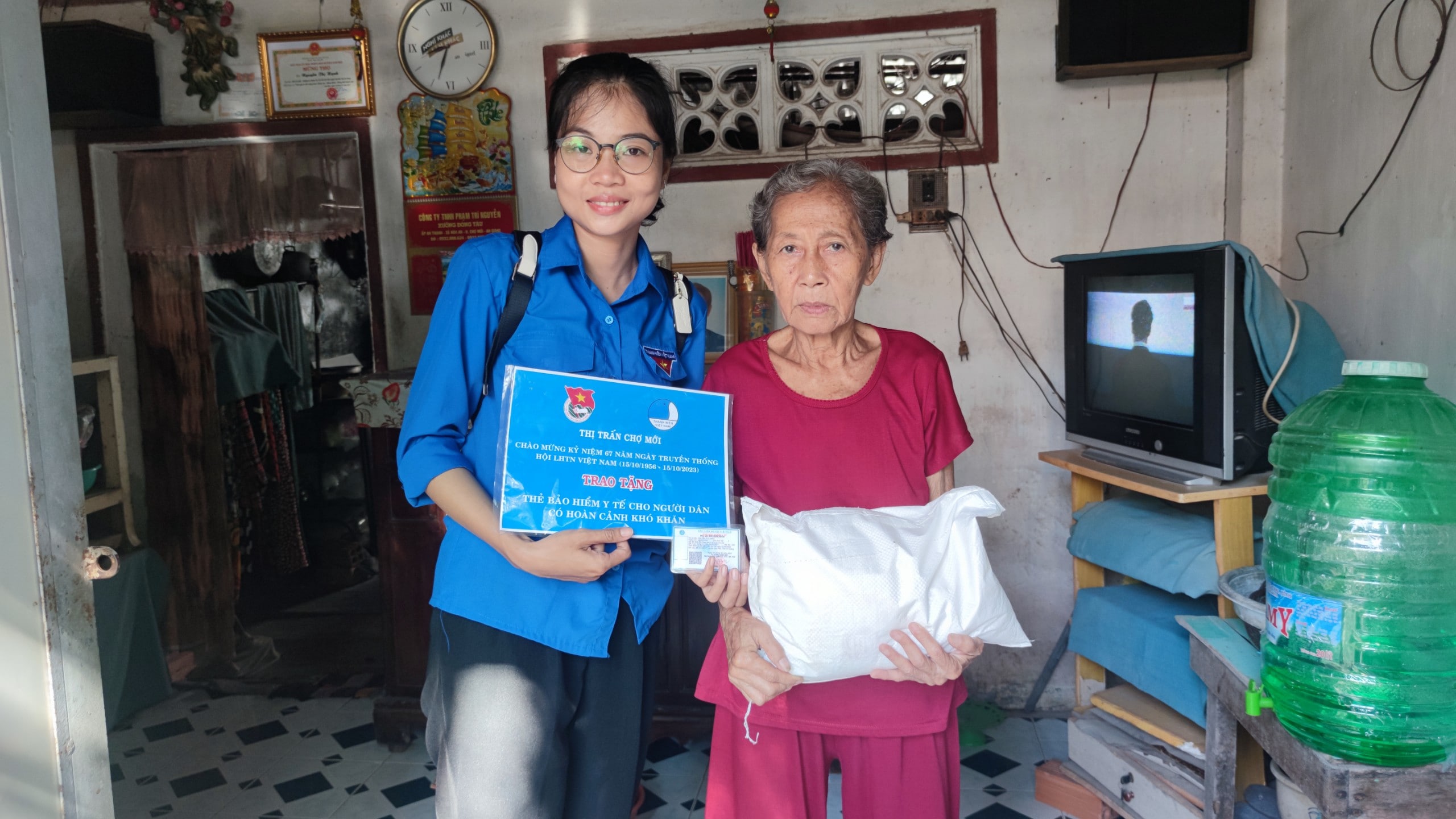 TRAO QUÀ CHO GIA ĐÌNH THANH NIÊN KHÓ KHĂN