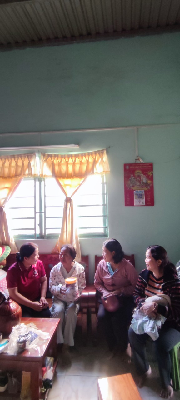 HỘI LIÊN HIỆP PHỤ NỮ THỊ TRẤN CHỢ MỚI TRAO 20 PHẦN QUÀ SAN SẺ YÊU THƯƠNG
