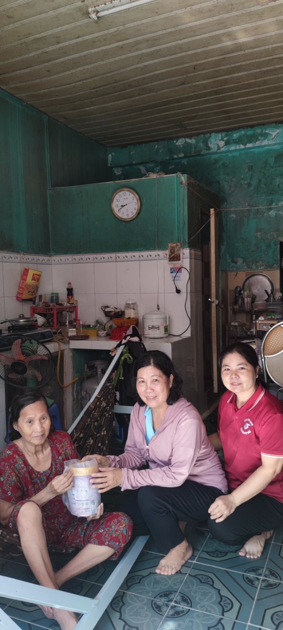 HỘI LIÊN HIỆP PHỤ NỮ THỊ TRẤN CHỢ MỚI TRAO 20 PHẦN QUÀ SAN SẺ YÊU THƯƠNG