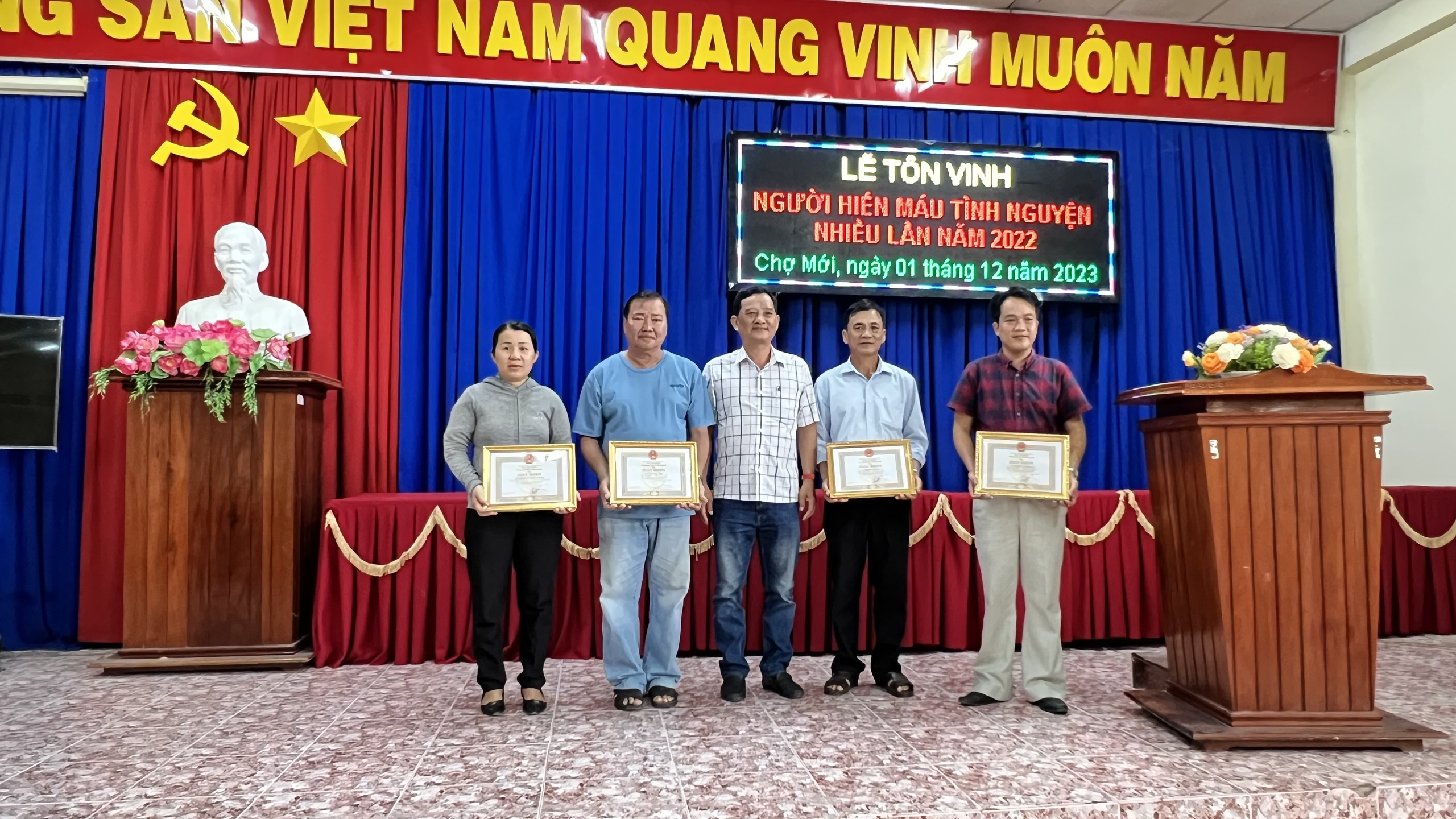 CHỢ MỚI TÔN VINH NGƯỜI HIẾN MÁU TÌNH NGUYỆN NHIỀU LẦN NĂM 2022