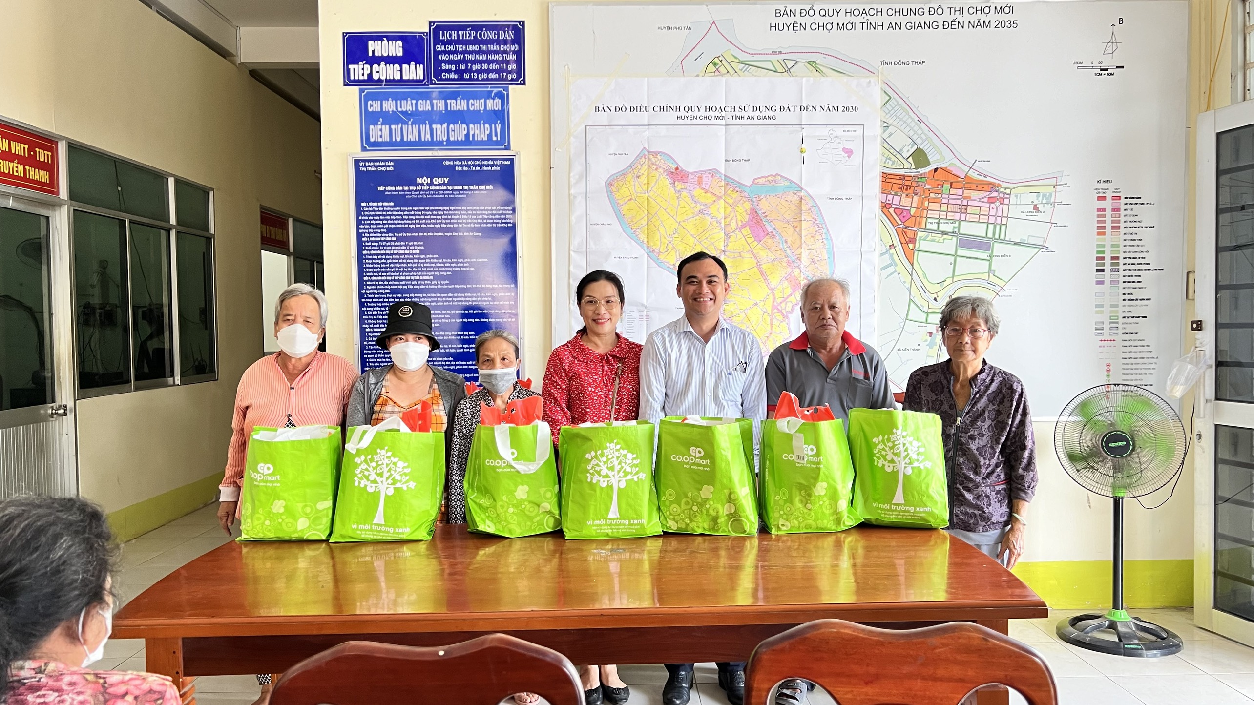 PHÁT QUÀ CHO HỘ NGHÈO, HỘ CÓ HOÀN CẢNH KHÓ KHĂN VÀ NGƯỜI BÁN VÉ SỐ NHÂN DỊP TẾT NGUYÊN ĐÁN GIÁP THÌN NĂM 2024