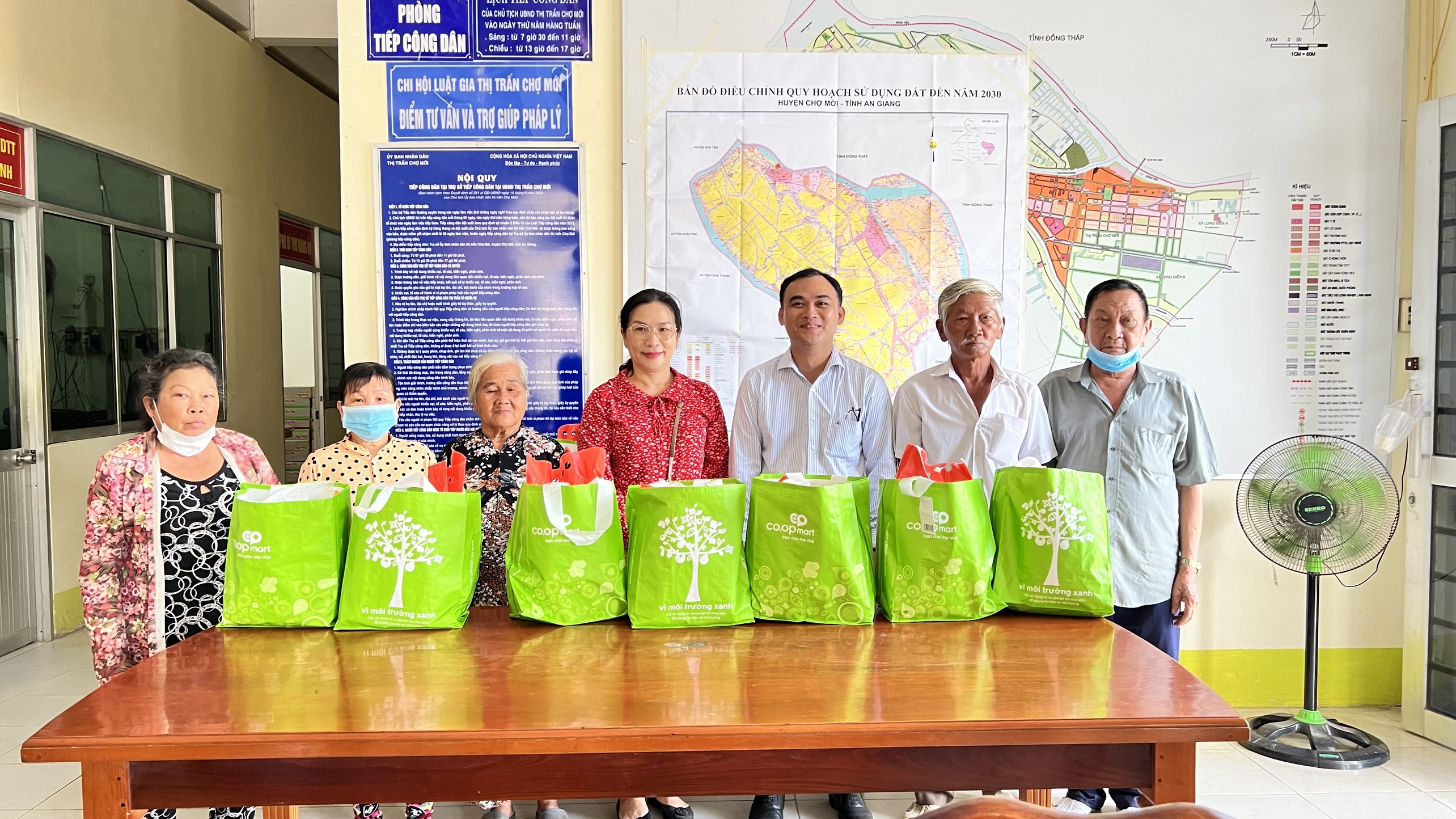 PHÁT QUÀ CHO HỘ NGHÈO, HỘ CÓ HOÀN CẢNH KHÓ KHĂN VÀ NGƯỜI BÁN VÉ SỐ NHÂN DỊP TẾT NGUYÊN ĐÁN GIÁP THÌN NĂM 2024