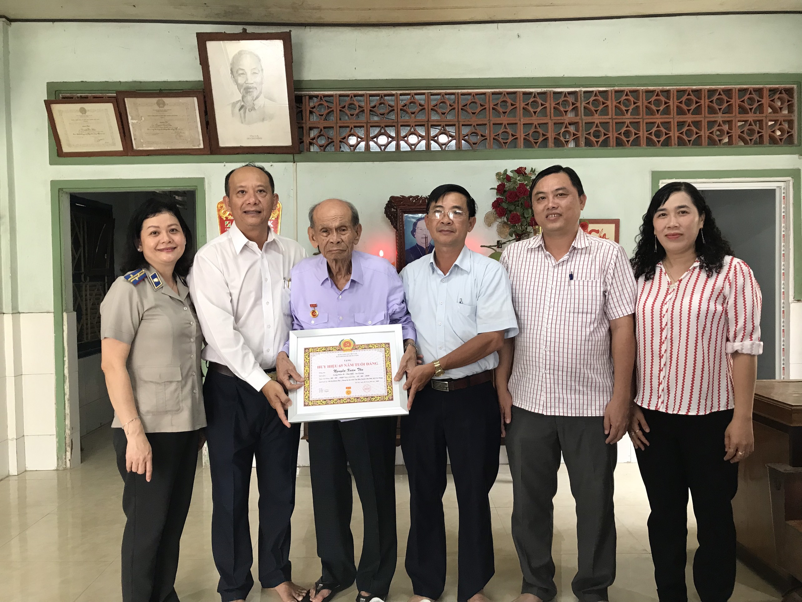 ĐẢNG BỘ THỊ TRẤN CHỢ MỚI TRAO HUY HIỆU 65 NĂM TUỔI ĐẢNG