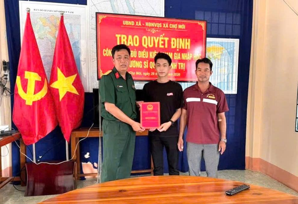 Gap mat dong vien thi sinh trung tuyen truong si quan