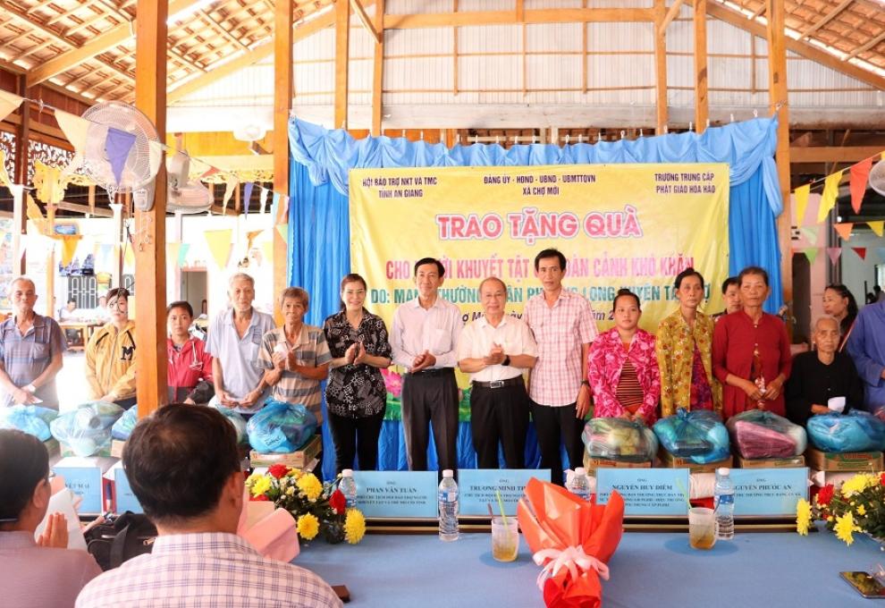 Tang 200 phan qua cho tre mo coi nguoi khuyet tat