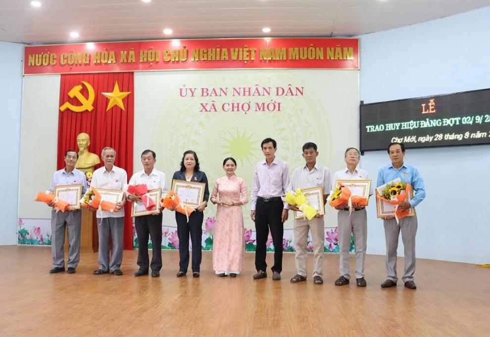 Cho Moi trao huy hieu dang dot 2.9