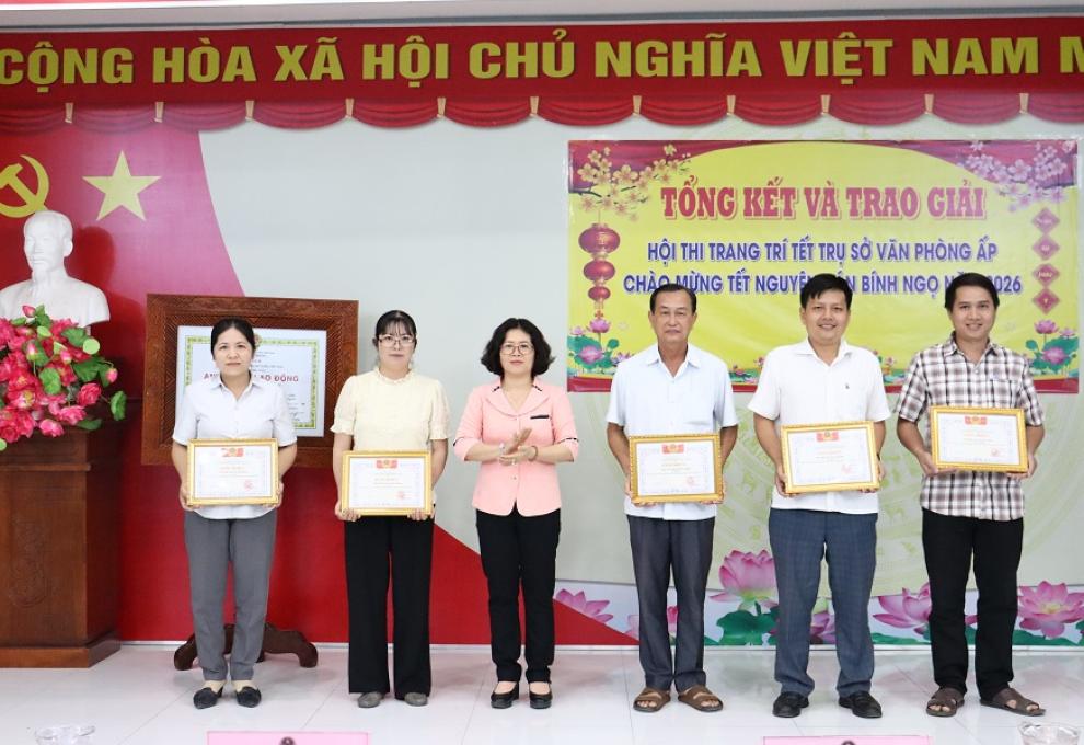 Tong ket Trang tri VP ap