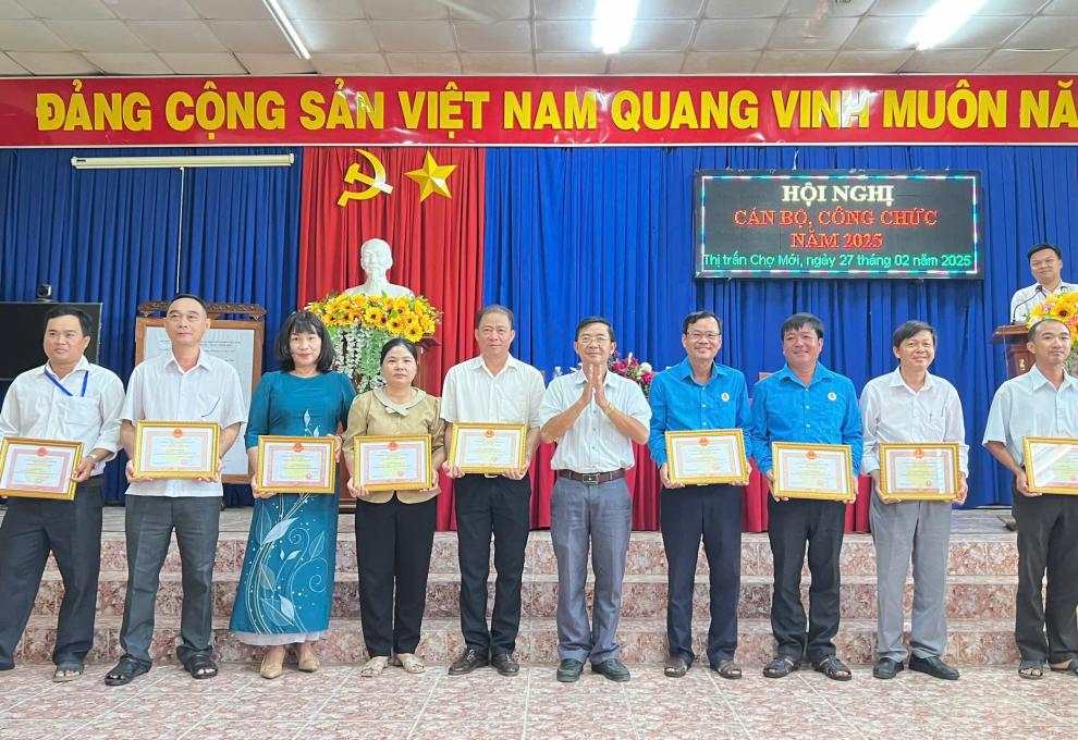 THỊ TRẤN CHỢ MỚI  TỔ CHỨC HỘI NGHỊ CÁN BỘ, CÔNG CHỨC NĂM 2025