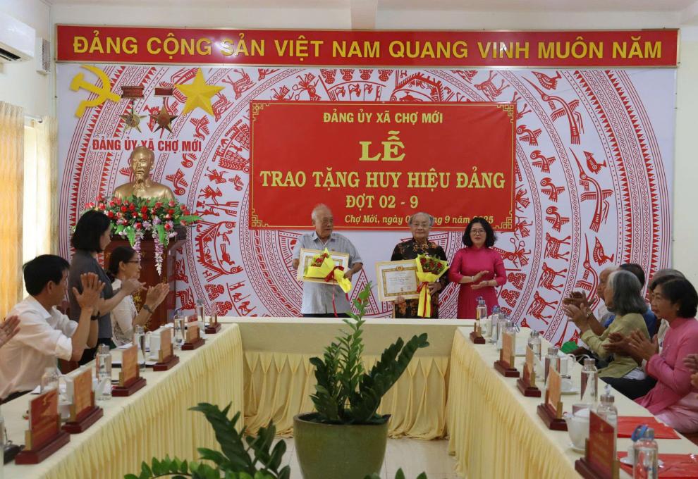 CHỢ MỚI TỔ CHỨC LỄ TRAO TẶNG HUY HIỆU ĐẢNG ĐỢT 2-9