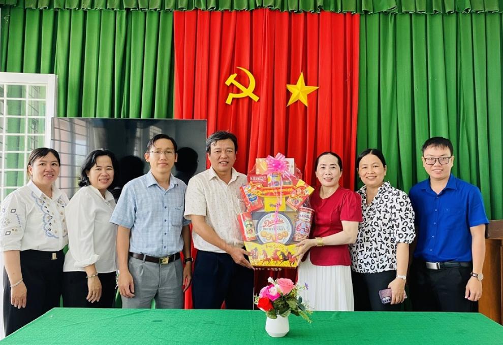 Lanh dao chuc tet truong hoc