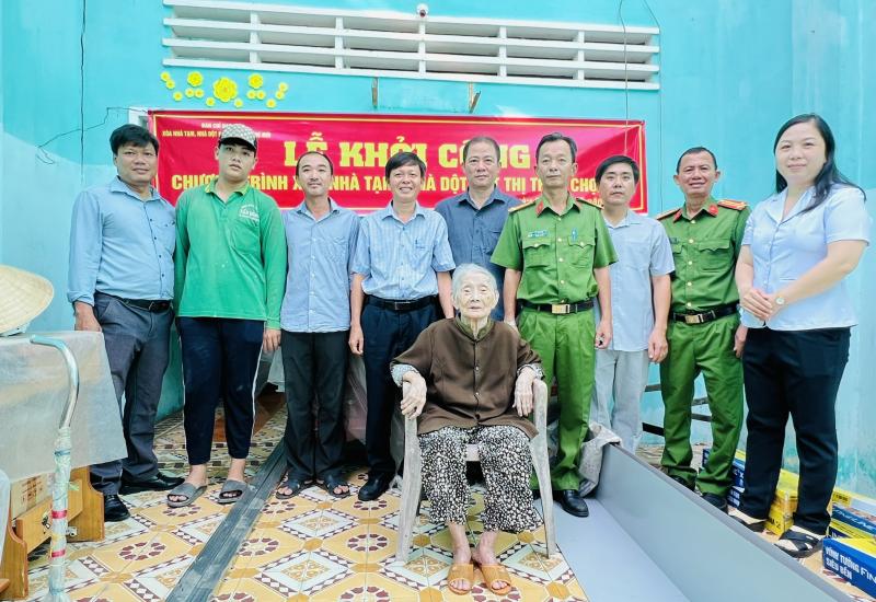 KHỞI CÔNG SỬA CHỮA NHÀ CHO MẸ VIỆT NAM ANH HÙNG LƯƠNG THỊ CHÍNH, THỊ TRẤN CHỢ MỚI