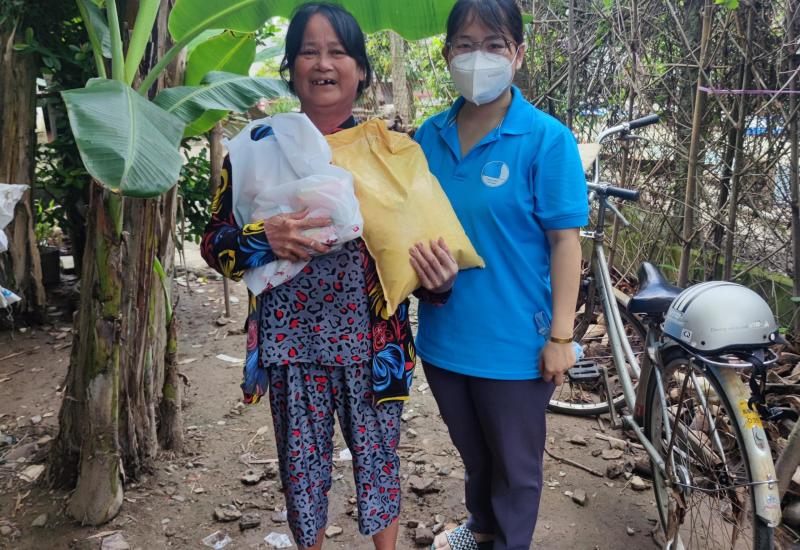 TRAO QUÀ CHO GIA ĐÌNH THANH NIÊN KHÓ KHĂN
