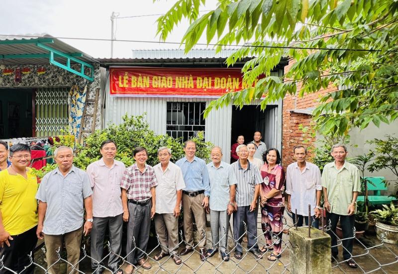 THỊ TRẤN CHỢ MỚI BÀN GIAO CĂN NHÀ ĐẠI ĐOÀN KẾT