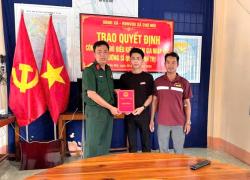 Gap mat dong vien thi sinh trung tuyen truong si quan