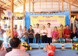 Tang 200 phan qua cho tre mo coi nguoi khuyet tat