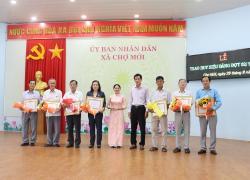 Cho Moi trao huy hieu dang dot 2.9