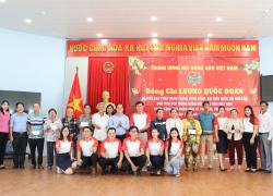 Hoi Nong dan TW trao qua Tet