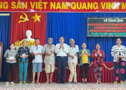 TRAO QUÀ TẾT CHO HỘ KHÓ KHĂN TRÊN ĐỊA BÀN THỊ TRẤN CHỢ MỚI