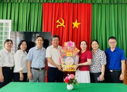 Lanh dao chuc tet truong hoc